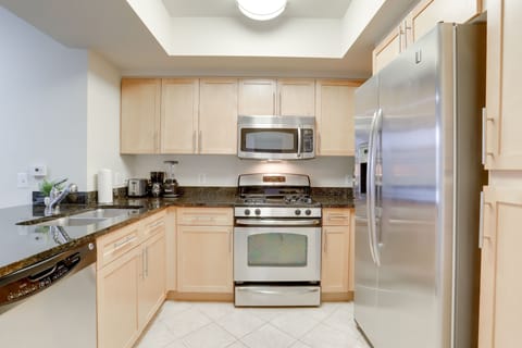 Business Apartment | Private kitchen | Full-size fridge, microwave, oven, stovetop