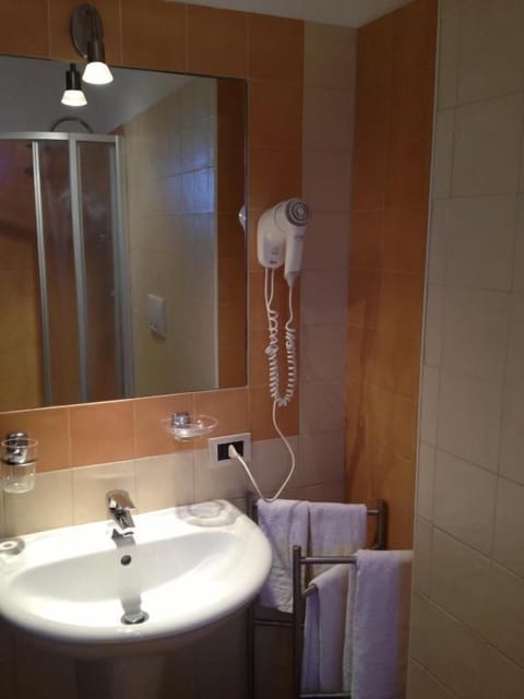 Shower, rainfall showerhead, free toiletries, hair dryer