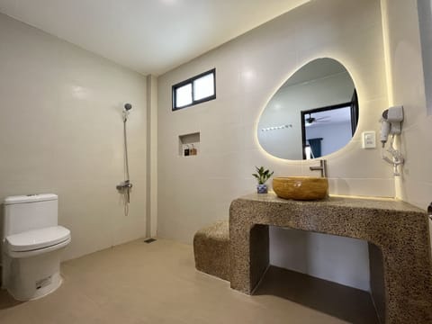 Superior Quadruple Room | Bathroom | Slippers