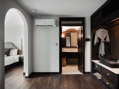 Deluxe Double Room, 1 King Bed | Bathroom | Free toiletries, hair dryer, bathrobes, slippers
