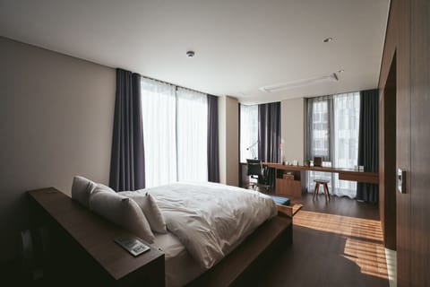Basic Double Room (01) | Premium bedding, free minibar, desk, soundproofing