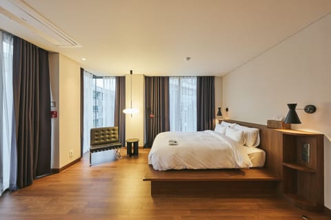 Basic Double Room (03) | Premium bedding, free minibar, desk, soundproofing