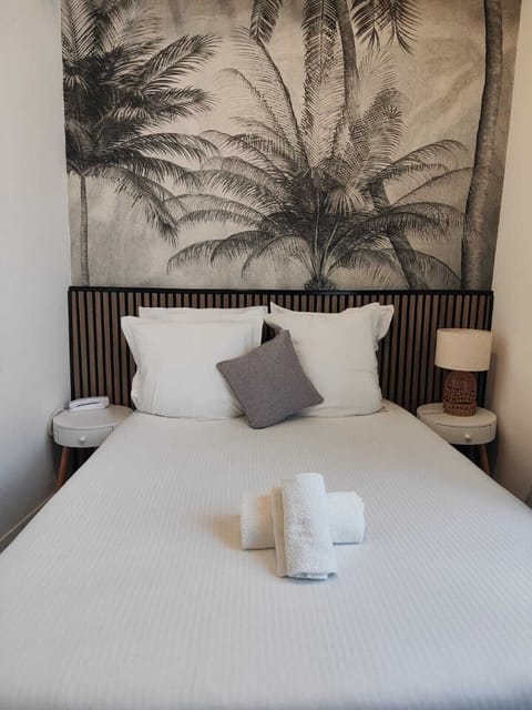 Business Room | Soundproofing, free WiFi, bed sheets