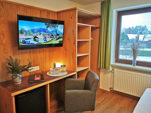 Standard Double Room, 1 Bedroom | Hypo-allergenic bedding, desk, blackout drapes, free cribs/infant beds