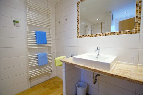 Comfort Double Room, 1 Bedroom | Bathroom | Shower, free toiletries, hair dryer, towels