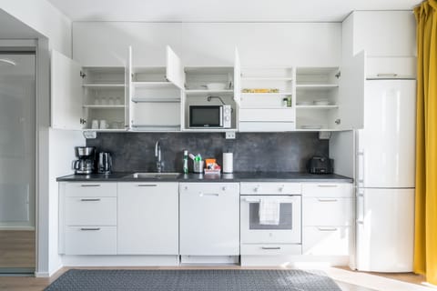 Standard Studio | Private kitchen | Full-size fridge, microwave, oven, stovetop