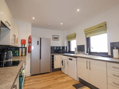 Cottage | Private kitchen | Fridge, dishwasher, electric kettle, toaster