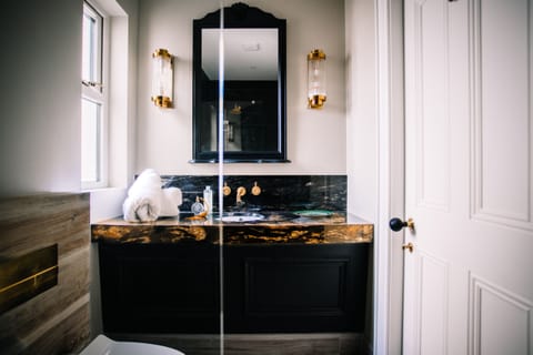 Deluxe Double Room, Accessible, Ensuite (King bedroom 3,5,6,9,12) | Bathroom