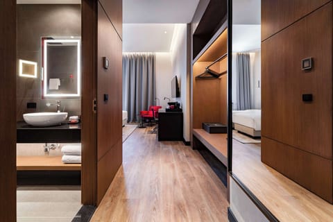 Superior Room | Minibar, in-room safe, blackout drapes, soundproofing