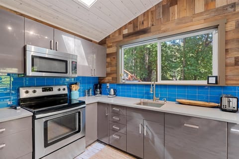 Plenty of counter space to spread out on