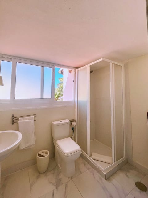 Senior Suite, Valley View | Bathroom | Shower, free toiletries, hair dryer, towels