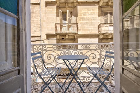 Traditional Apartment | Terrace/patio