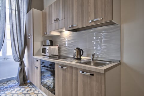 Deluxe Duplex | Private kitchen | Full-size fridge, microwave, oven, stovetop