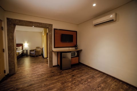 Habitacion Master Suite | In-room safe, individually decorated, individually furnished, desk