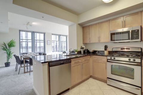 Business Apartment | Private kitchen | Full-size fridge, microwave, oven, stovetop