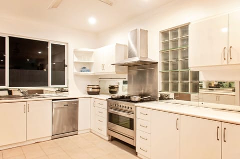 Deluxe Townhome, 3 Bedrooms, Private Pool, Beach View | Private kitchen | Full-size fridge, microwave, oven, stovetop