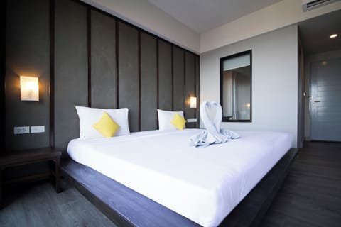 Deluxe Room | Minibar, in-room safe, rollaway beds, free WiFi