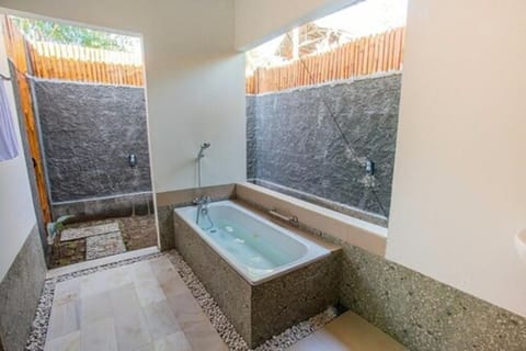 Executive Villa | Bathroom | Separate tub and shower, towels