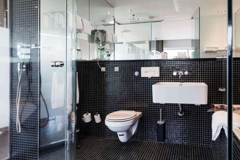 Junior Suite | Bathroom | Free toiletries, hair dryer, towels