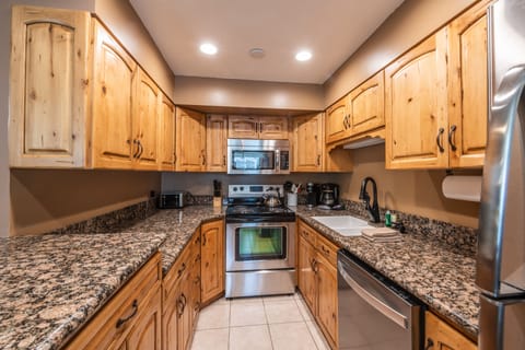 Condo, 2 Bedrooms | Private kitchen