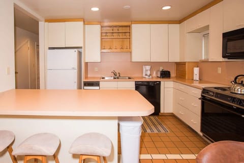 Condo, 3 Bedrooms | Private kitchen | Fridge, oven, coffee/tea maker, toaster