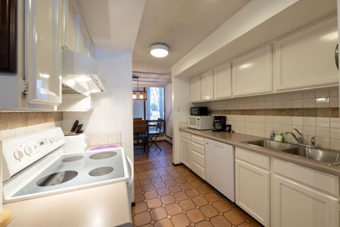 Condo, 3 Bedrooms | Private kitchen