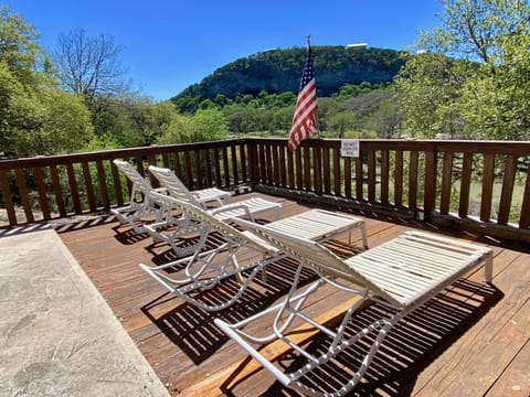 Trulove Lodge - Chaise lounge chairs on the deck to relax overlooking the mountains, cliff and Frio River!