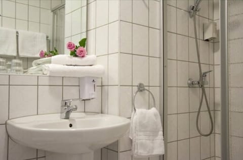 Standard Double Room Single Use | Bathroom | Shower, hair dryer, towels