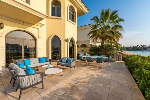 Stunning holiday villa with pool and private beach with Atlantis views in Palm Jumeirah Dubai