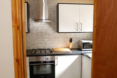 Studio | Private kitchenette | Fridge, microwave, oven, stovetop