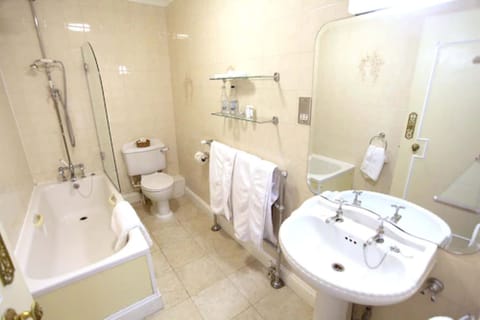 Junior Suite | Bathroom | Free toiletries, hair dryer, bathrobes, towels