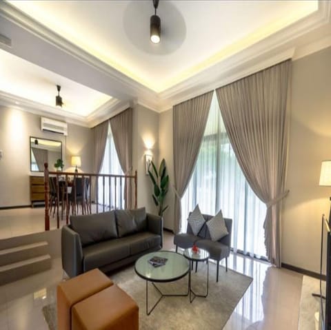 Istana Villa - 5 Bedroom | Egyptian cotton sheets, hypo-allergenic bedding, down comforters