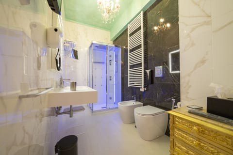 Camera Amalfi | Bathroom | Shower, hydromassage showerhead, free toiletries, hair dryer