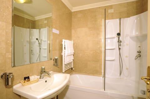 Junior Suite, Lagoon View | Bathroom | Free toiletries, hair dryer, bidet, towels