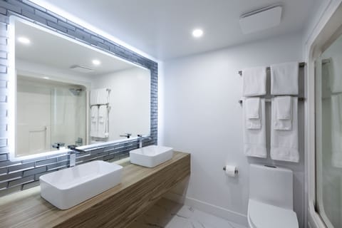 Deluxe Room, 2 Queen Beds, Non Smoking | Bathroom | Combined shower/tub, free toiletries, hair dryer, towels