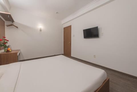Superior Double Room, 1 Queen Bed, Non Smoking | In-room safe, desk, soundproofing, iron/ironing board