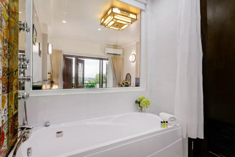 Executive Room, Balcony | Bathroom | Designer toiletries, hair dryer, slippers, bidet
