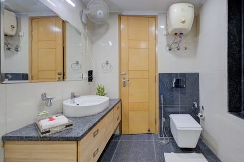 Premium Room with Balcony | Bathroom | Shower, free toiletries, hair dryer, slippers