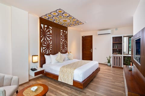 Egyptian cotton sheets, premium bedding, minibar, in-room safe