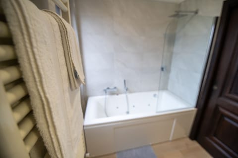 Deluxe Suite | Bathroom | Rainfall showerhead, free toiletries, bidet, towels