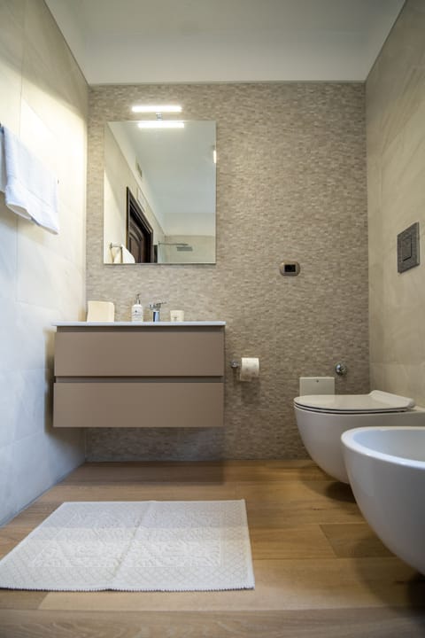 Deluxe Suite | Bathroom | Rainfall showerhead, free toiletries, bidet, towels