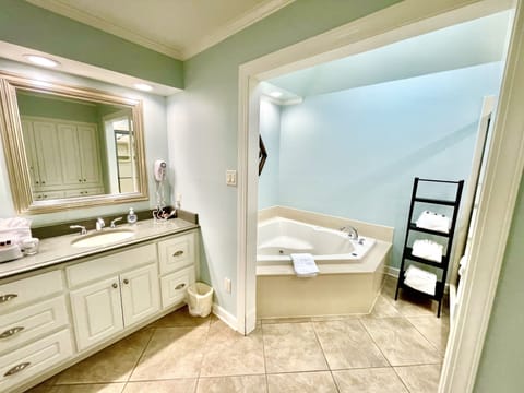 Condo, 3 Bedrooms | Bathroom | Towels, shampoo
