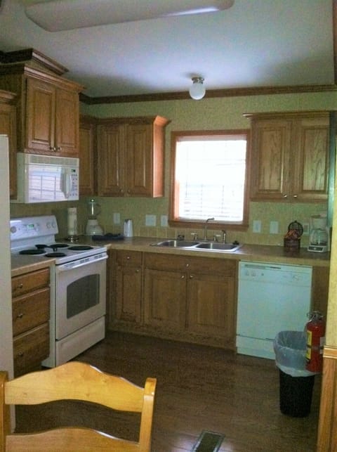 Cottage, 2 Bedrooms | Private kitchen | Oven, coffee/tea maker, toaster