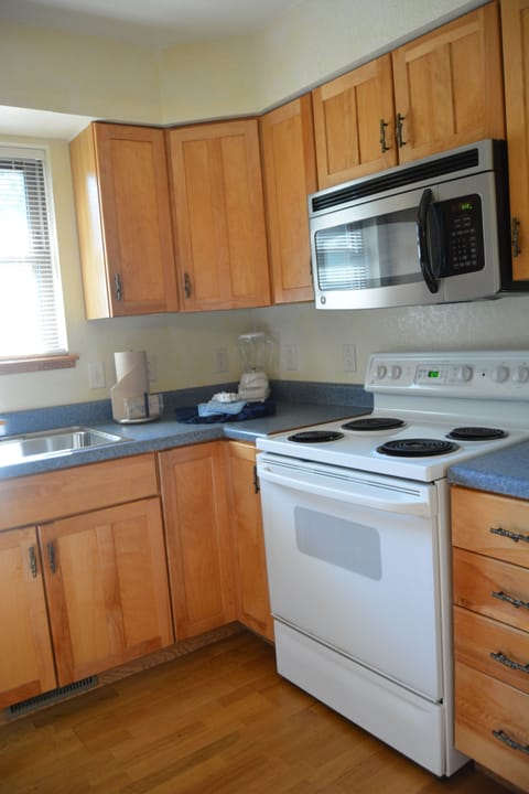 Cottage, 2 Bedrooms | Private kitchen | Oven, coffee/tea maker, toaster