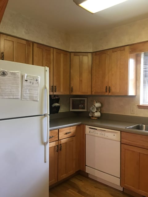 Cottage, 2 Bedrooms | Private kitchen | Oven, toaster