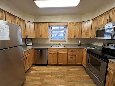 Cottage, 2 Bedrooms | Private kitchen | Oven, toaster