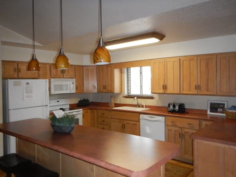 Cottage, 3 Bedrooms | Private kitchen | Fridge, oven, toaster