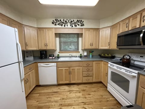 Cottage, 1 Bedroom | Private kitchen | Fridge, oven, coffee/tea maker, toaster