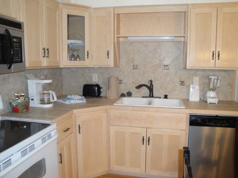 Cottage, 2 Bedrooms | Private kitchen | Oven, coffee/tea maker, toaster