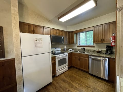 Cottage, 2 Bedrooms | Private kitchen | Fridge, oven, coffee/tea maker